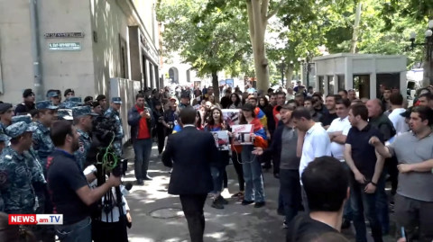 «Ամոթ, դավաճան»․ ցուցարարները՝ Կարեն Անդրեասյանին