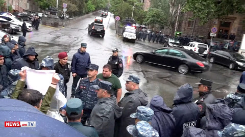 Ցուցարարները Փաշինյանի ավտոշարասյանն ուղեկցում են «դավաճան» եւ «մարդասպան» վանկարկումներով