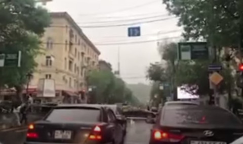 Քաղաքացիներն ազդանշաններ են միացնում Նիկոլ Փաշինյանի շարասյան անցնելու ժամանակ