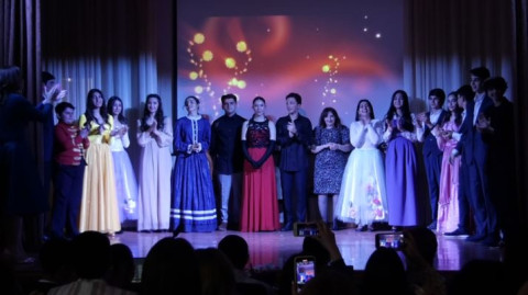 Բեռնարդ Շոուի հայտնի պիեսի հիման վրա՝ «Իմ չքնաղ լեդի» ներկայացումը՝ Երեւանի թիվ 51 դպրոցի բեմում