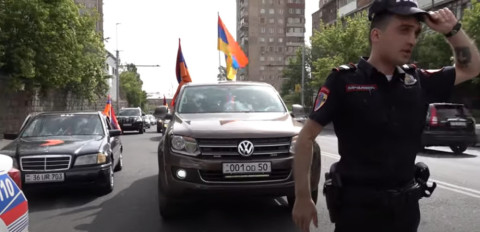 Պարեկը հայհոյանքով է խոսում ավտոերթի մասնակցի մասին