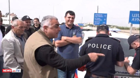 «Հանուն մեր պետականության՝ մինչև վերջ գնալու ենք». ավտոերթի մասնակիցը՝ ոստիկանին