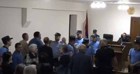 «Ո՞վ կարա բերանս փակի, ես եմ երկու հոգու տվել, ոչ թե դու». զոհվածների հարազատները հունից դուրս եկան
