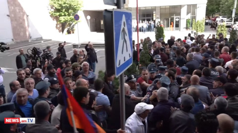 Քաղաքացիները շրջափակել են ԱԳՆ–ի բոլոր մուտքերը. քաշքշուկ սկսվեց