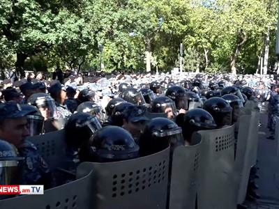 «Ամոթ, ամոթ». վահաններով և սաղավարտներով ոստիկանական պատ՝ Բաղրամյան–Դեմիրճյան խաչմերուկում