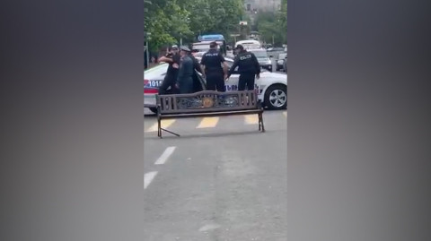 Քաշքշուկ ոստիկանների եւ պարեկների միջեւ Ֆրանսիայի հրապարակում