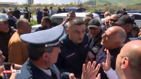 «Նիկոլ, ս...». քաղաքացիները փակել են Երեւան–Սեւան ճանապարհը