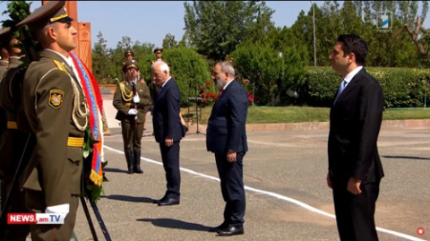 Փաշինյանը պաշտոնյաների հետ հարգանքի տուրք է մատուցել Սարդարապատի ճակատամարտի հերոսների հիշատակին