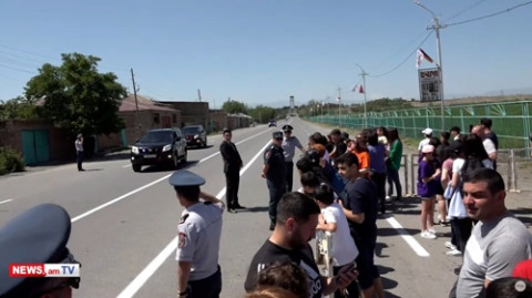 Փաշինյանի շարասյան հետեւից Սարդարապատի մուտքի մոտ հավաքվածները գոռում են «Առանց Նիկոլ Հայաստան»