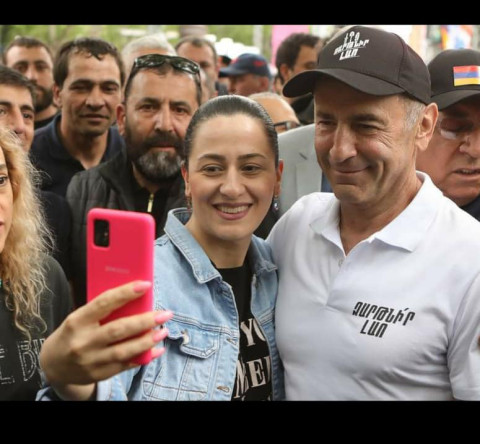 Ռոբերտ Քոչարյանի հետ լուսանկարվելու համար սոցապ նախարարության աշխատակցին հեռացրել են աշխատանքից