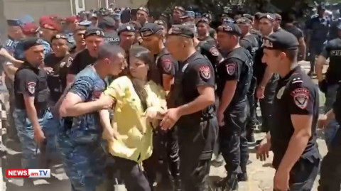 Ոստիկանները բռնություն են գործադրում երիտասարդ աղջկա նկատմամբ