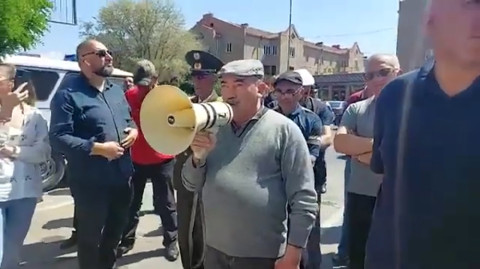 «Այս կառույցը ծառայում է խեղկատակին». «Դիմադրություն» շարժման ակցիան Շիրակի մարզպետարանի դիմաց