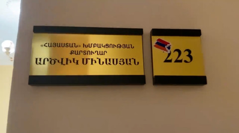 Ընդդիմադիր պատգամավորների աշխատասենյակիների դռներին փակցված է Արցախի դրոշը