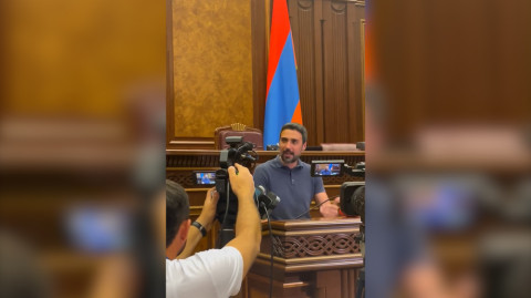 ՔՊ–ի տապալած նիստից հետո Վարդեւանյանն ընթերցում է ընդդիմադիրների հայտարարության տեքստը