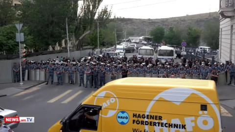 Ոստիկանները սաղավարտներով եւ վահաններով կանգնած են դեպի Կառավարական ամառանոց տանող ճանապարհին