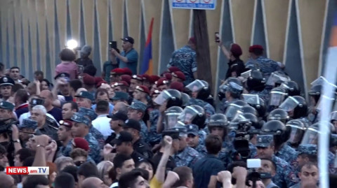 Քաղաքացիները «Նիկոլ դավաճան» են վանկարկում Կառավարական ամառանոցի մոտ