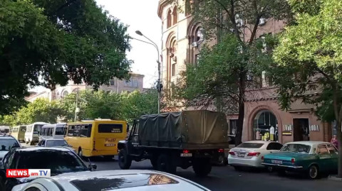 Ոստիկանական մեքենաներ՝ ԱԳՆ–ին հարակից փողոցում