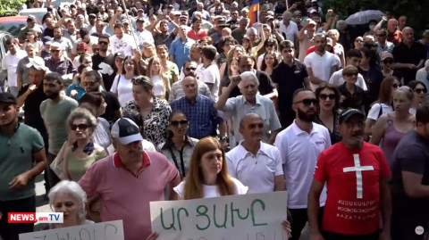 Քաղաքացիները «Նիկոլ դավաճան» վանկարկումներով ուղեկցեցին Աբովյան փողոցով անցնող պատվիրակությանը