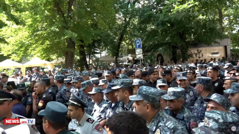 Լավրովին այցին ընդառաջ ոստիկանները մի քանի շարքով պատ են կազմել ԱԳՆ–ի դիմաց