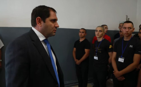 Պաշտպանության նախարարն այցելել է Կենտրոնական հավաքակայան, ծանոթացել զորակոչի ընթացքին