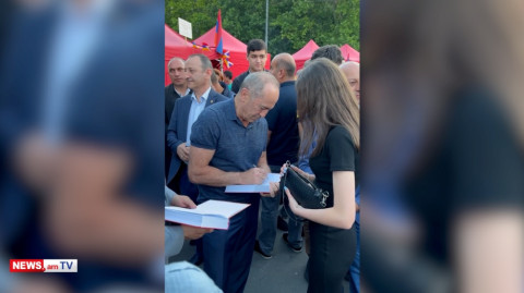 Ֆրանսիայի հրապարակում բազմաթիվ աջակիցներ մոտենում են երկրորդ նախագահ Ռոբերտ Քոչարյանին