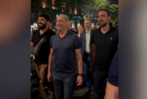 Երկրորդ նախագահ Ռոբերտ Քոչարյանը մասնակցում է «Դիմադրության» երթին