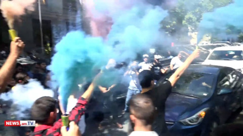 Ցուցարարները գունավոր ծուխ բաց թողեցին դատախազության առջեւ