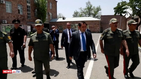 Պաշտպանության նախարարն այցելել է զինվորական հավաքակայան, զրուցել նորակոչիկների հետ