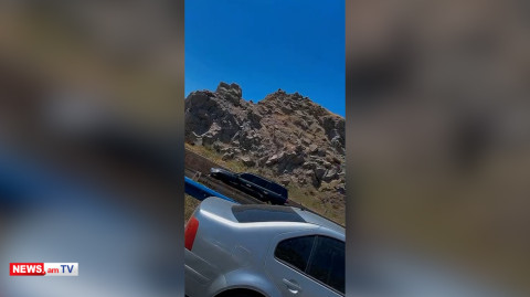 Սեւան-Երեւան ավտոճանապարհին վարորդները «դավաճան» են վանկարկում Փաշինյանի ավտոշարասյան ուղղությամբ