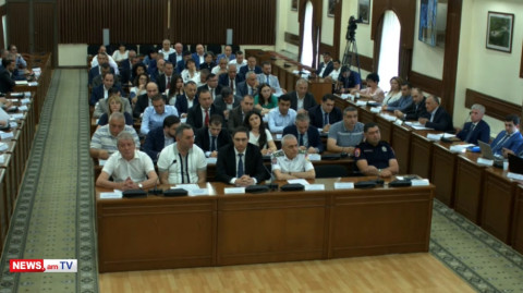 Դրանց շինարարները լկտիացել են արդեն. Արեյանը դիմեց Երեւանի քաղաքապետին