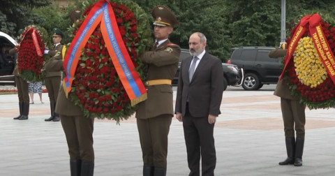 Փաշինյանը Մինսկում ծաղկեպսակ է դրել Հայրենական մեծ պատերազմում տարած հաղթանակին նվիրված հուշարձանին