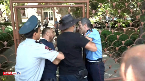 Քաշքշուկ զոհվածների հարազատների եւ դատական կարգադրիչների միջեւ