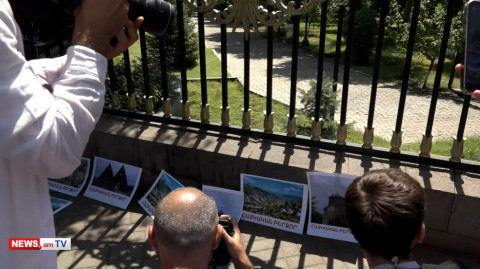 Ցուցարարները Բերձորի լուսանկարները թողեցին Ազգային ժողովի շենքի մոտ