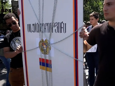 Շղթայված Սահմանադրությամբ եւ կալանավորած ընդդիմադիրների լուսանկարներով ակցիա Երեւանում