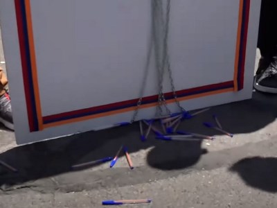 Քաղաքացիները գրիչներ թողեցին Սահմանադրական դատարանի դիմաց
