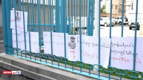 Ցուցարարները կալանավորված ընդդիմադիրների լուանկարները փակցրին ՄԱԿ-ի գրասենյակի ճաղավանդակներին
