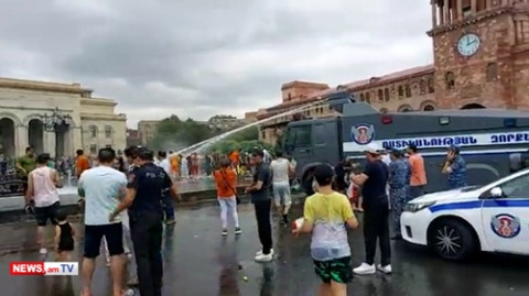 Ոստիկանական ջրցան մեքենաների մասնակցությամբ Հանրապետության հրապարակում տոնում են Վարդավառը