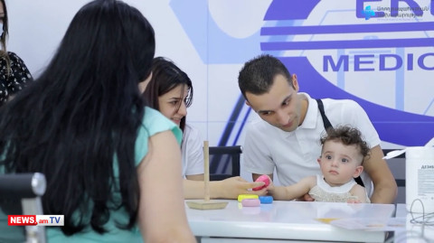 Փոքրիկ Մարիան առաջին անգամ լսում է ծնողների ձայնը
