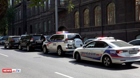 Փաշինյանին ուղեկցող մեքենաները կայանված են Մելիք Ադամյան փողոցում՝ երկրորդ գծում