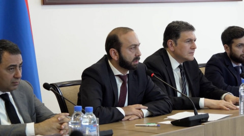 Արցախում լարվածության ֆոնին Արարատ Միրզոյանը հանդիպել է դեսպանների հետ