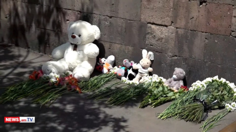 Քաղաքացիները խաղալիքներ, մոմեր եւ ծաղիկներ են բերում պայթյունի վայր