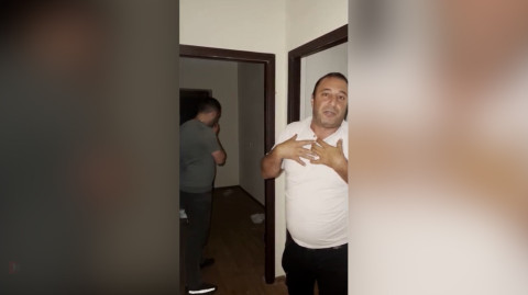 «Թուրքին տալու ոչ մի բան չունեմ, էս հողի համար ախպեր եմ կորցրել». Աղավնոյի բնակիչը վառում է տունը