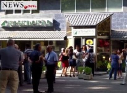 «Արցախբանկ»ի դուռը կոտրվեց, երբ խաբված բնակարանատերերը փորձեցին ներխուժել ներս