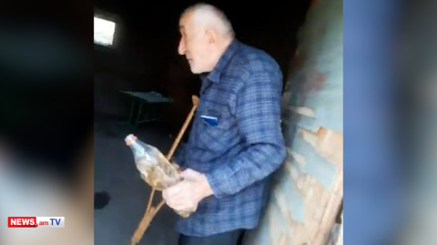 Աղավնոյի 86-ամյա բնակիչը վառում է իր իսկ կառուցած տունը