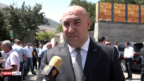 Ջենտլմենական կեցվածք ենք ցույց տվել. Փարամազյանը՝ Աննա Հակոբյանին ծաղիկներ նվիրելու մասին