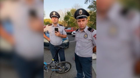 Ոստիկանը բիչոկը մեքենայից դուրս է գցում, իսկ նկատողության արած քաղաքացուն հորդորում խոտի վրա չքայլել