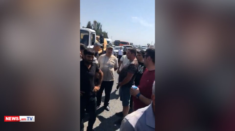 Ջուր չկա, պոմիդորը լրիվ փչացել ա. արտաշատցիները փակել են Երեւան-Արտաշատ ճանապարհը