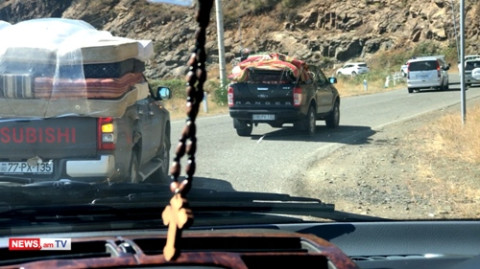 Ներքնակներով բեռնված ադրբեջանական մեքենաները գնում են Աղավնո և Բերձոր