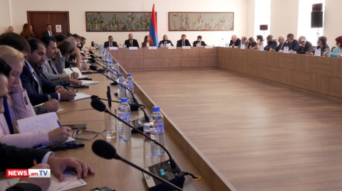 Արարատ Միրզոյանը հանդիպել է դեսպանների հետ