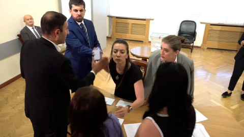 ՔՊ-ական Քրիստինե Պողոսյանը փորձում է հարվածել լրագրողին